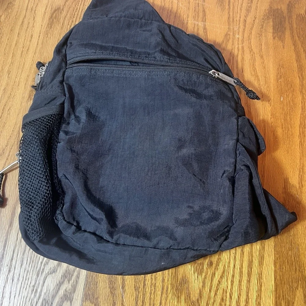 Baggallini Black Sling Bag Adjustable Crossbody Strap Zipper Accent Travel Purse